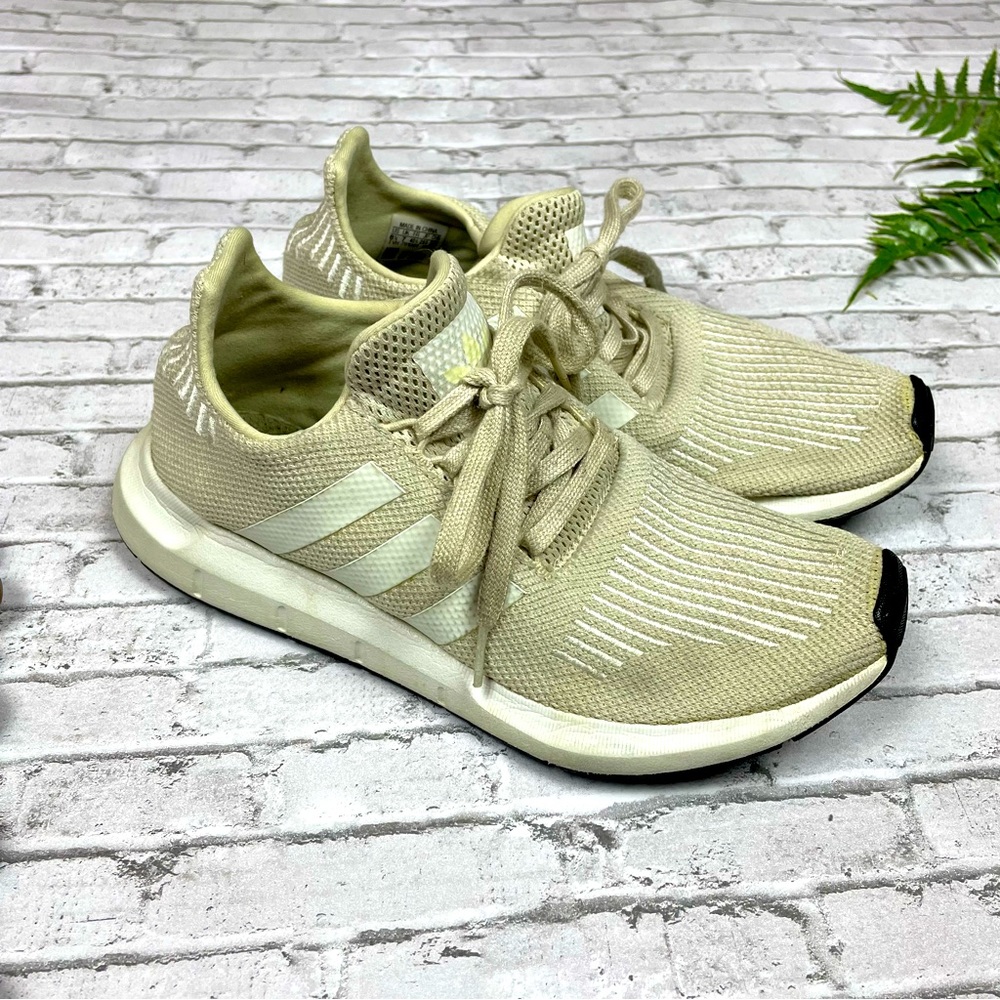 Adidas Women's Swift Run Cloth Running Low Top Size 8.5 Athletic Beige Sneakers